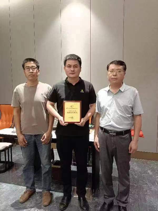 謝其志為市電力輔機(jī)協(xié)會(huì)執(zhí)行會(huì)長(zhǎng)韓磊授牌